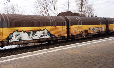 Graffiti Train - Photo by ZUGZWANG - rlz, theyr