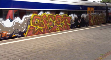 Graffiti Train - Photo by ZUGZWANG - siet, lynus