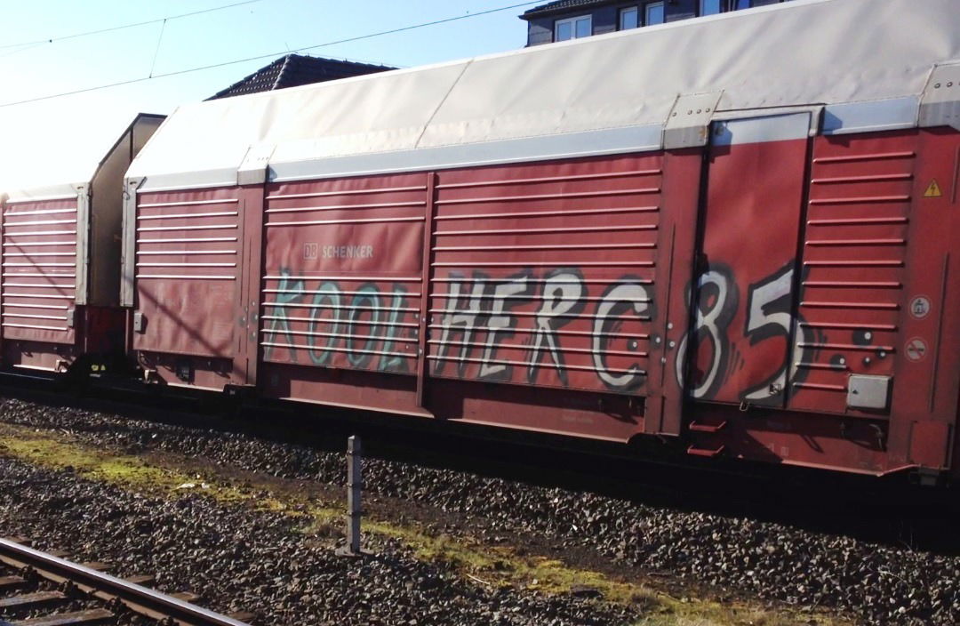 Graffiti Train - Photo by ZUGZWANG