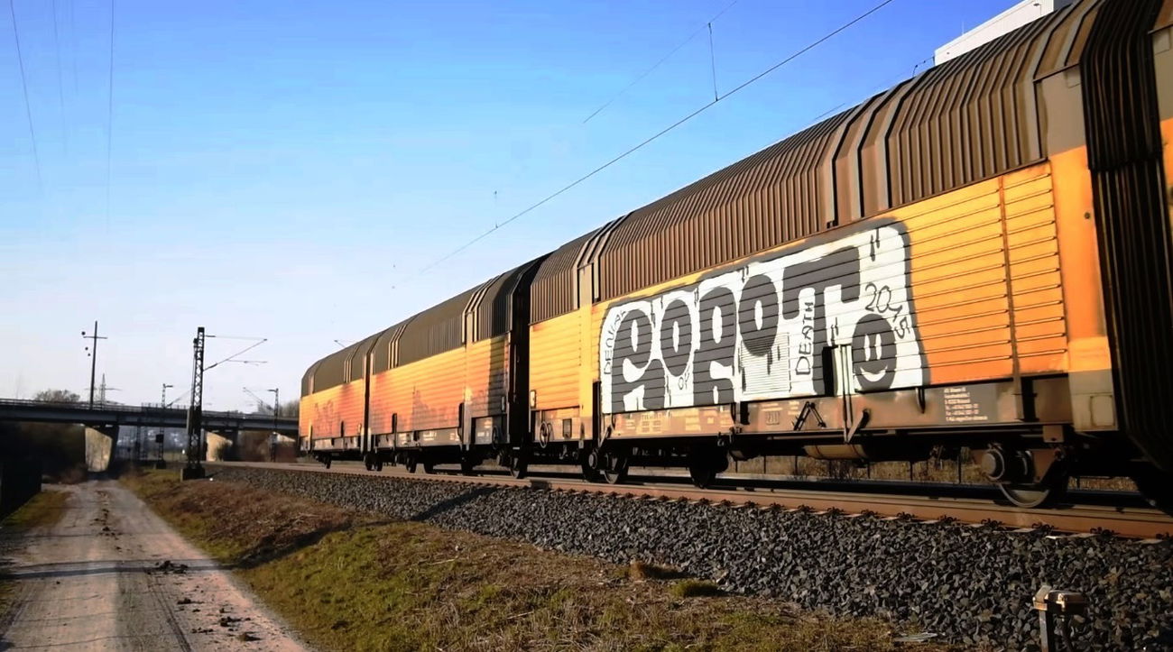 Graffiti Train - Photo by ZUGZWANG