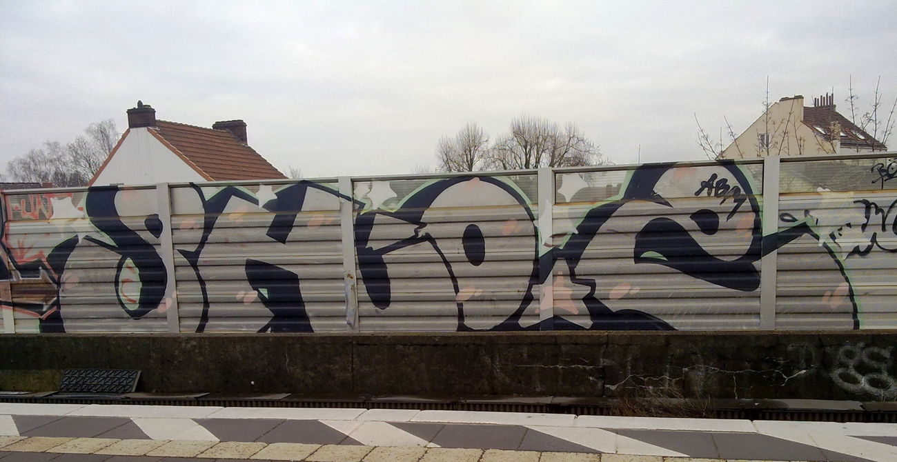 Graffiti Bombing - Photo by ZUGZWANG - shoetwo