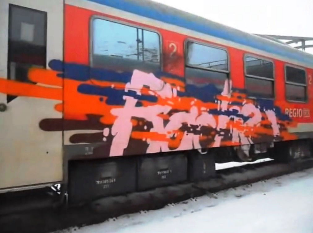 Graffiti Train - Photo by ZUGZWANG - rache