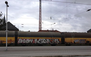 Graffiti Train - Photo by ZUGZWANG - body, snob