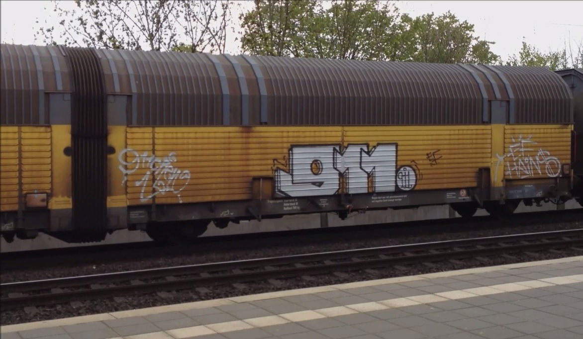 Graffiti Train - Photo by ZUGZWANG - 911