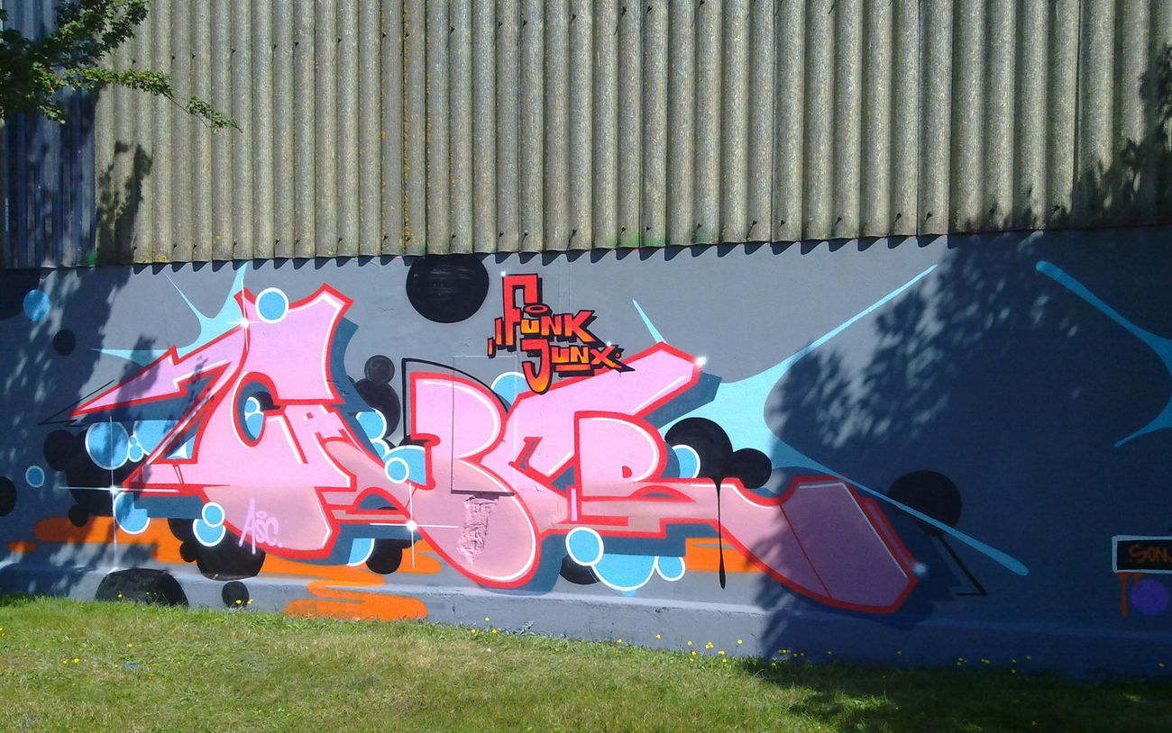 Graffiti Wall - Photo by ZUGZWANG - caber