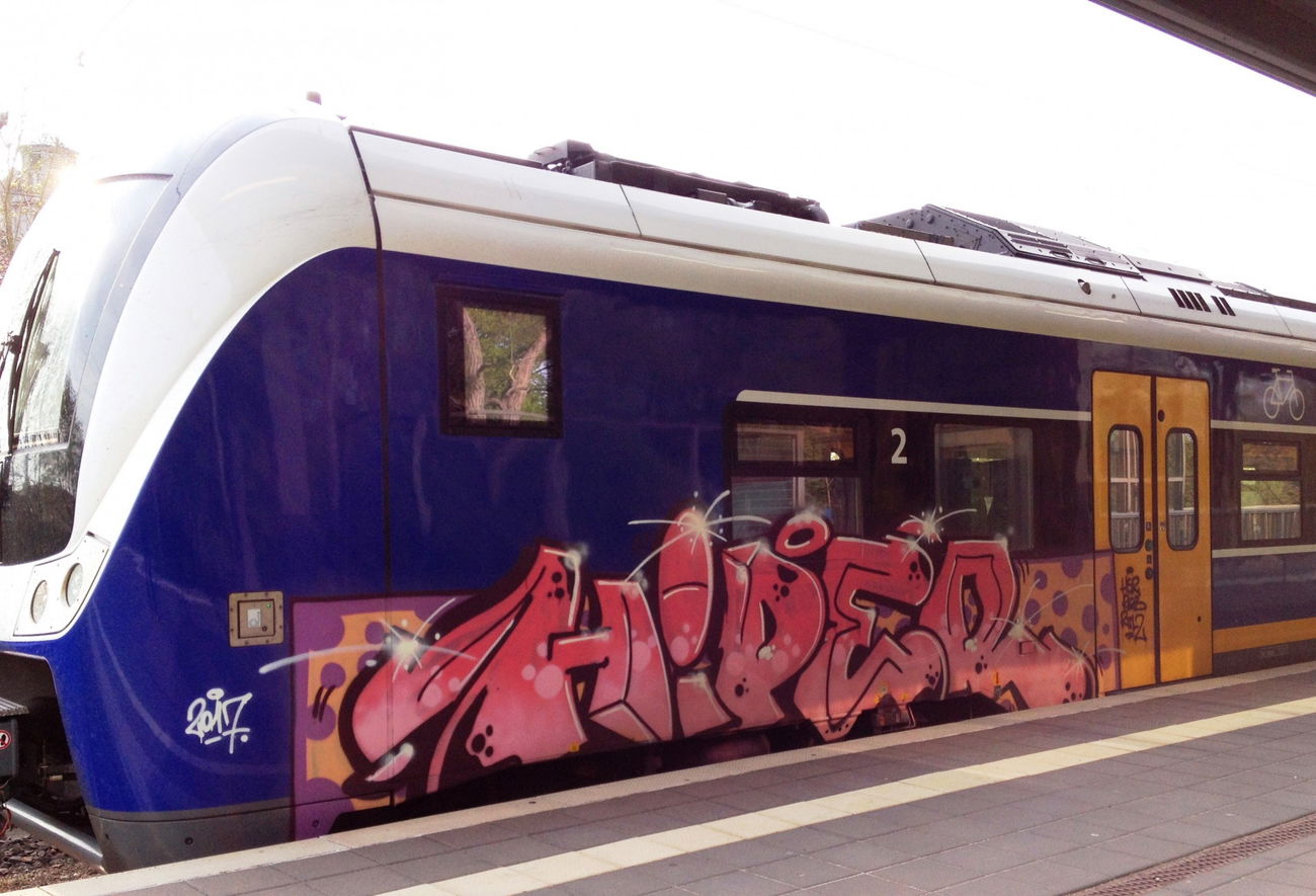 Graffiti Train - Photo by ZUGZWANG - hiper (2017)