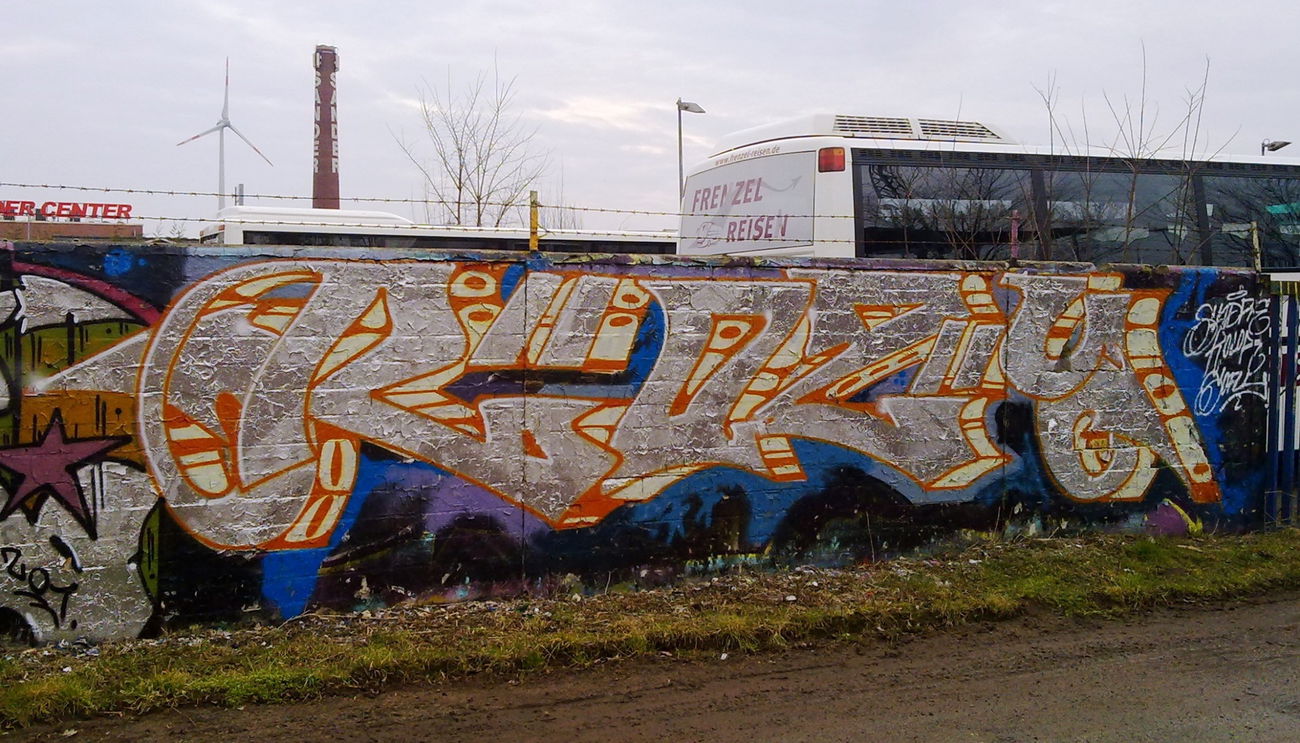Graffiti Bombing - Photo by ZUGZWANG - rozy