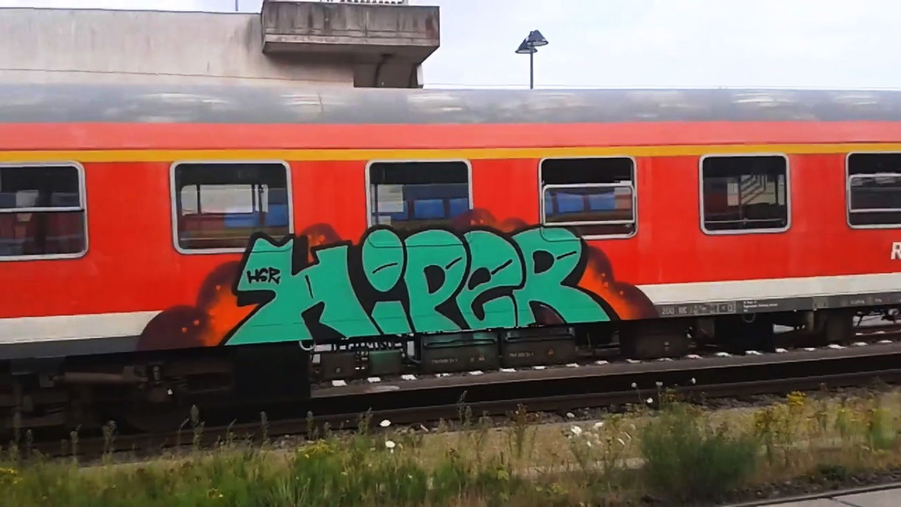 Graffiti Train - Photo by ZUGZWANG - hiper (2016)