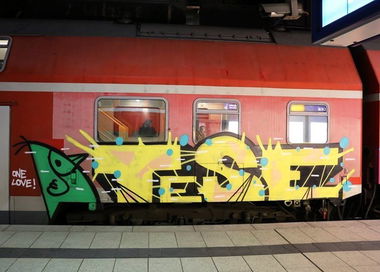 Graffiti Train - Photo by ZUGZWANG - tese, dsf (2016)