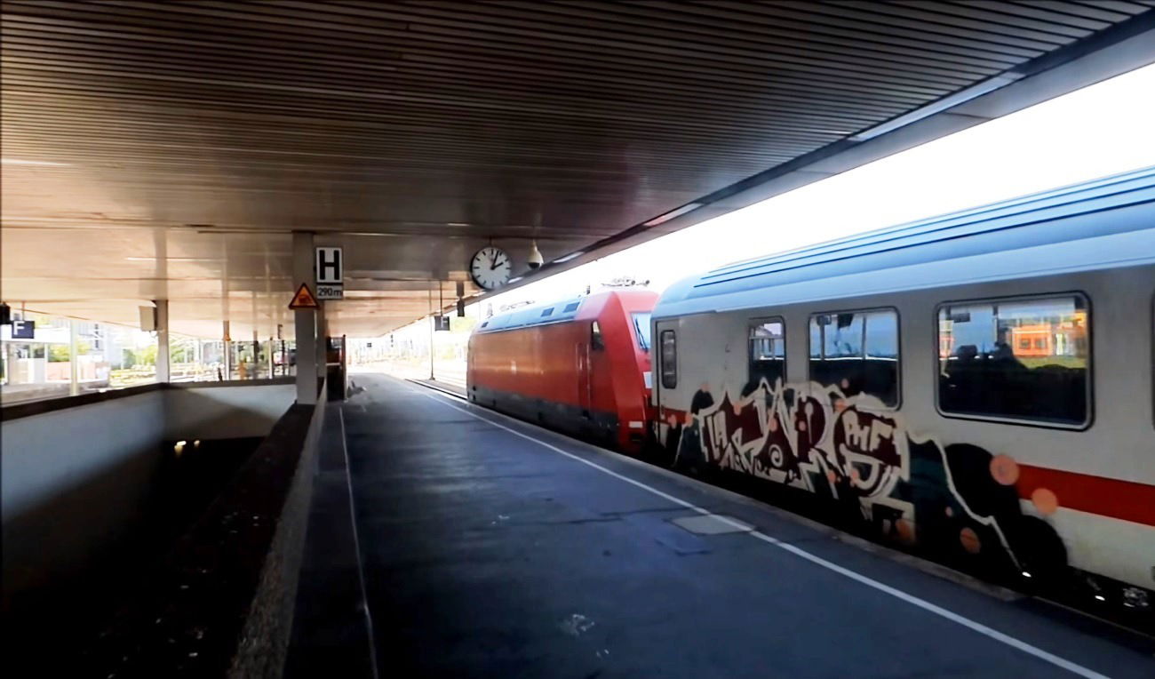 Graffiti Train - Photo by ZUGZWANG (2016)