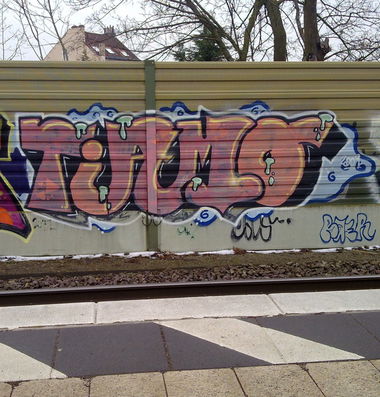 Graffiti Bombing - Photo by ZUGZWANG - tiamo