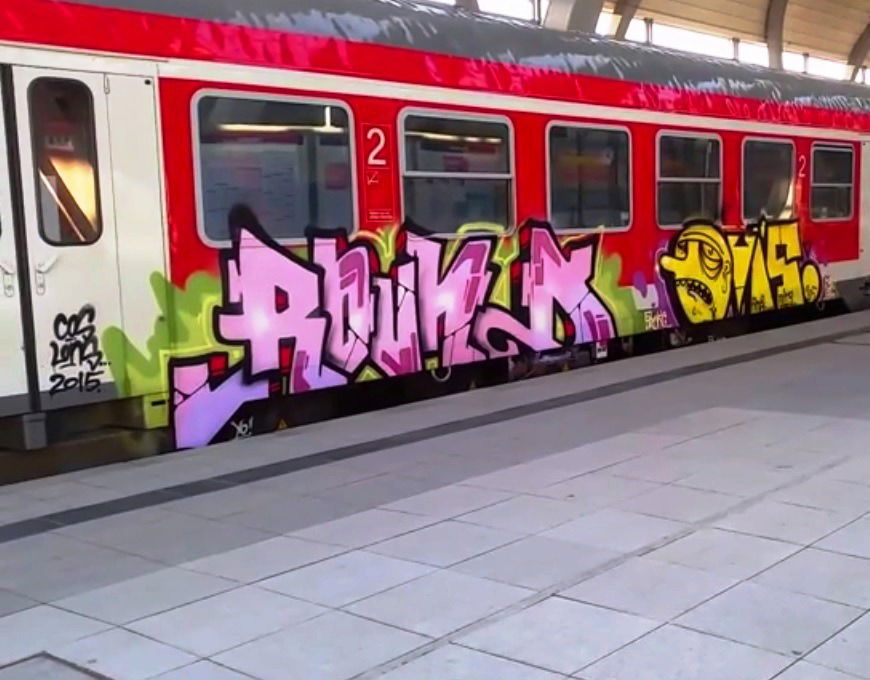 Graffiti Train - Photo by ZUGZWANG - round