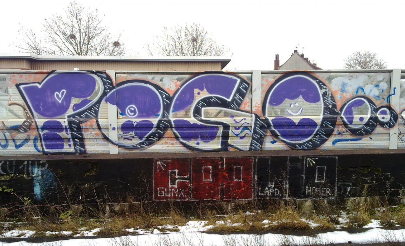 Graffiti Bombing - Photo by ZUGZWANG - pogo