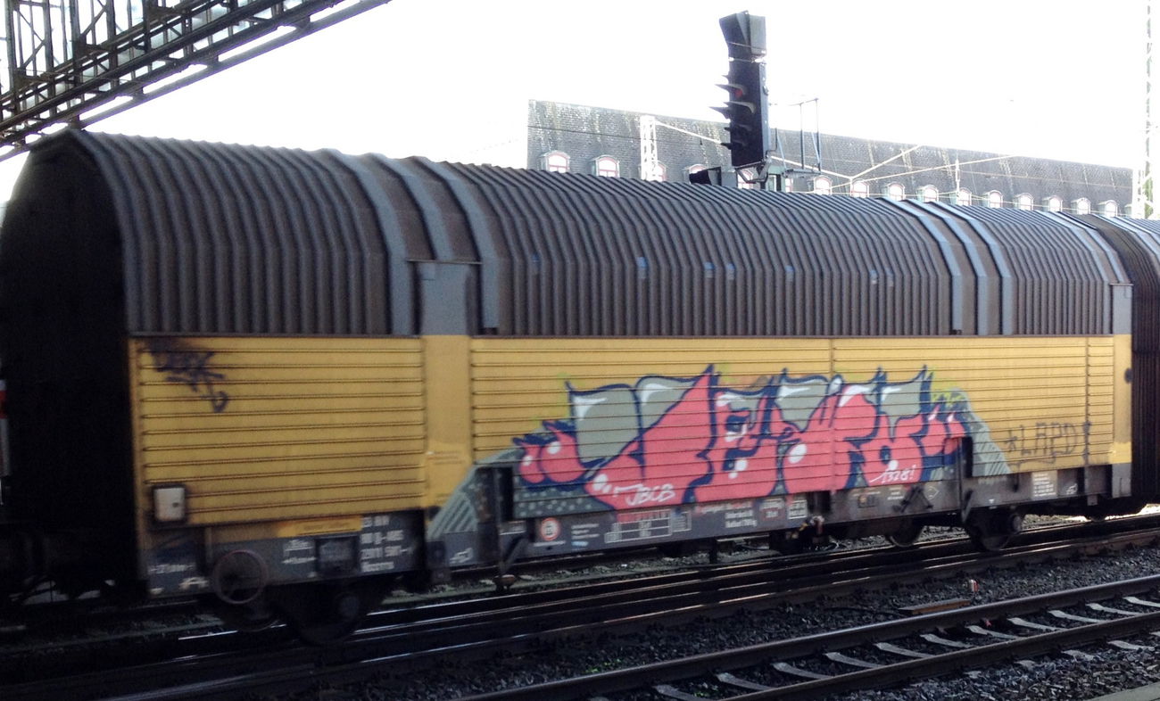 Graffiti Train - Photo by ZUGZWANG