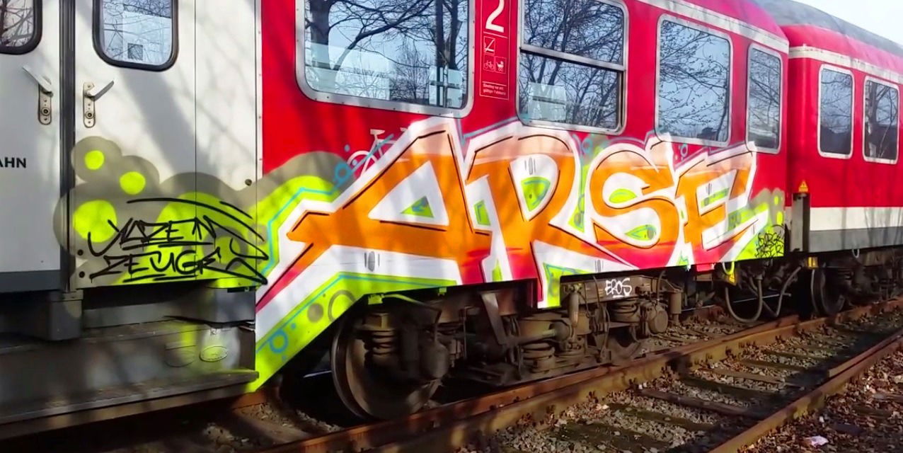 Graffiti Train - Photo by ZUGZWANG - arse, arsen