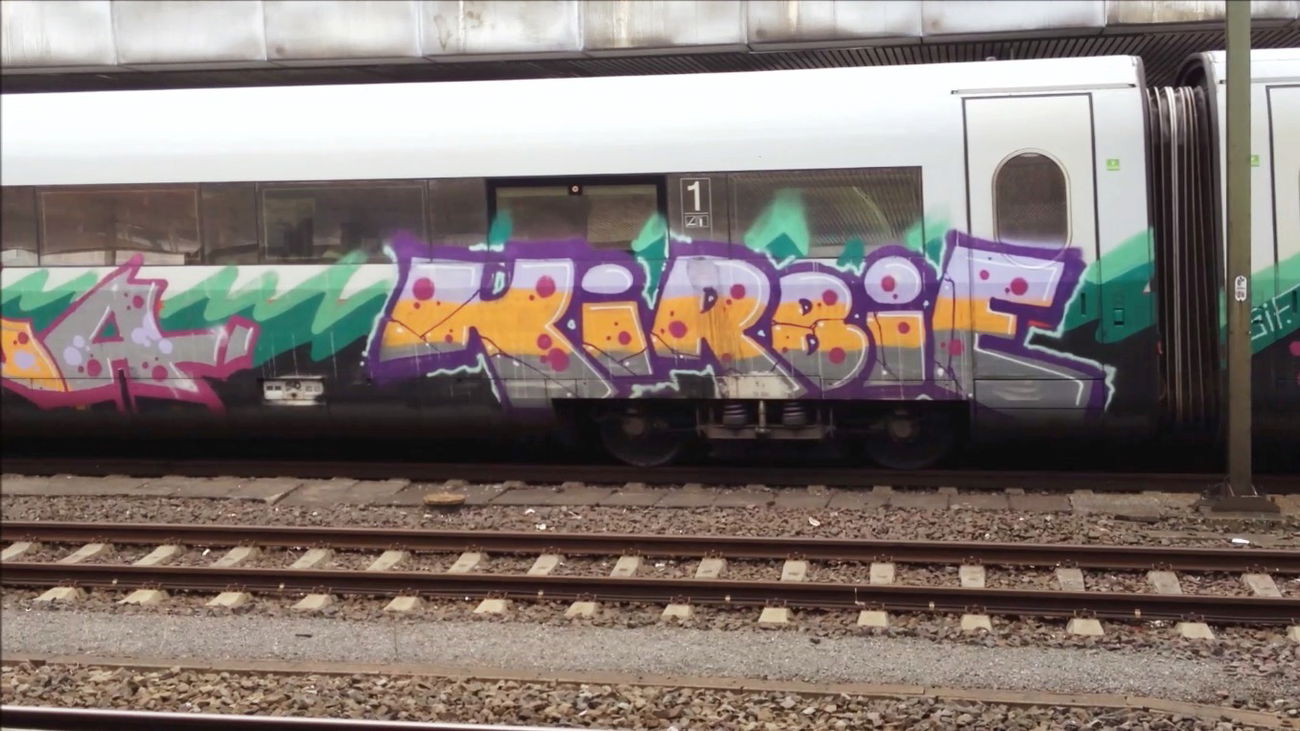Graffiti Train - Photo by ZUGZWANG - kirbie (2017)