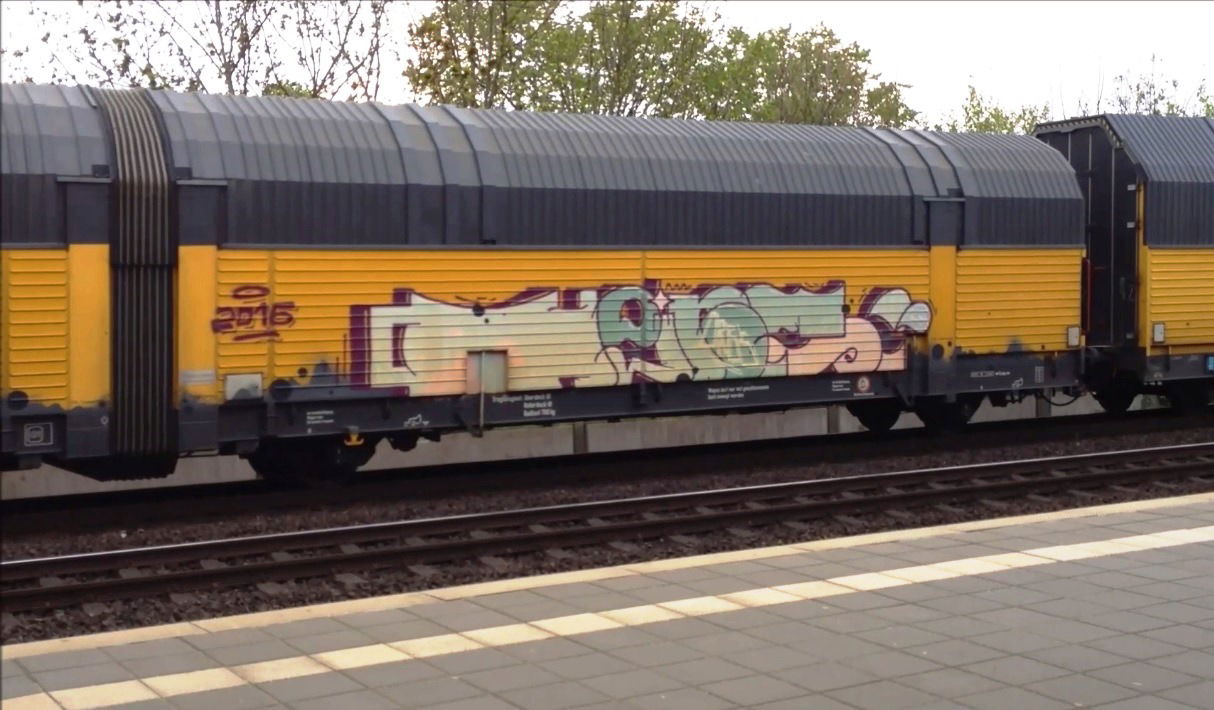 Graffiti Train - Photo by ZUGZWANG
