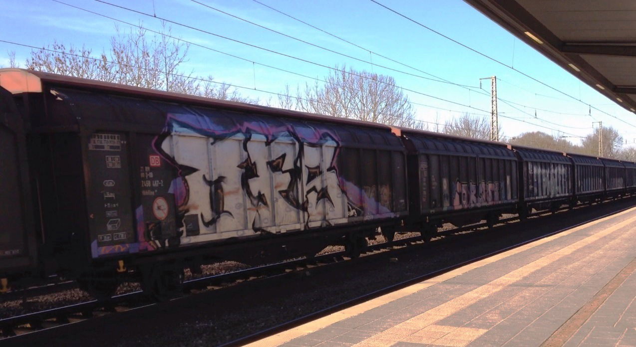 Graffiti Train - Photo by ZUGZWANG - ofs