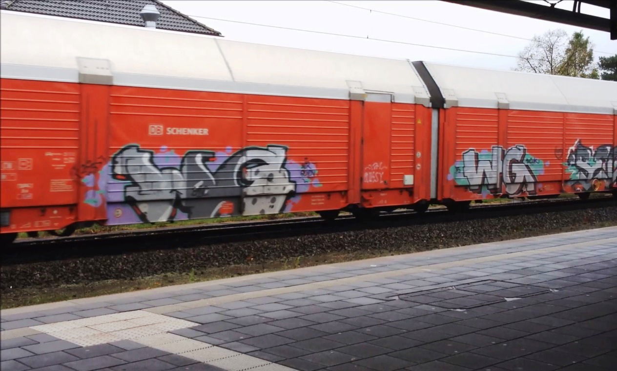 Graffiti Train - Photo by ZUGZWANG