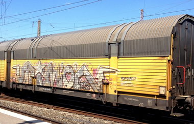 Graffiti Train - Photo by ZUGZWANG
