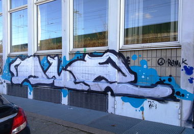 Graffiti Bombing - Photo by ZUGZWANG - rlz