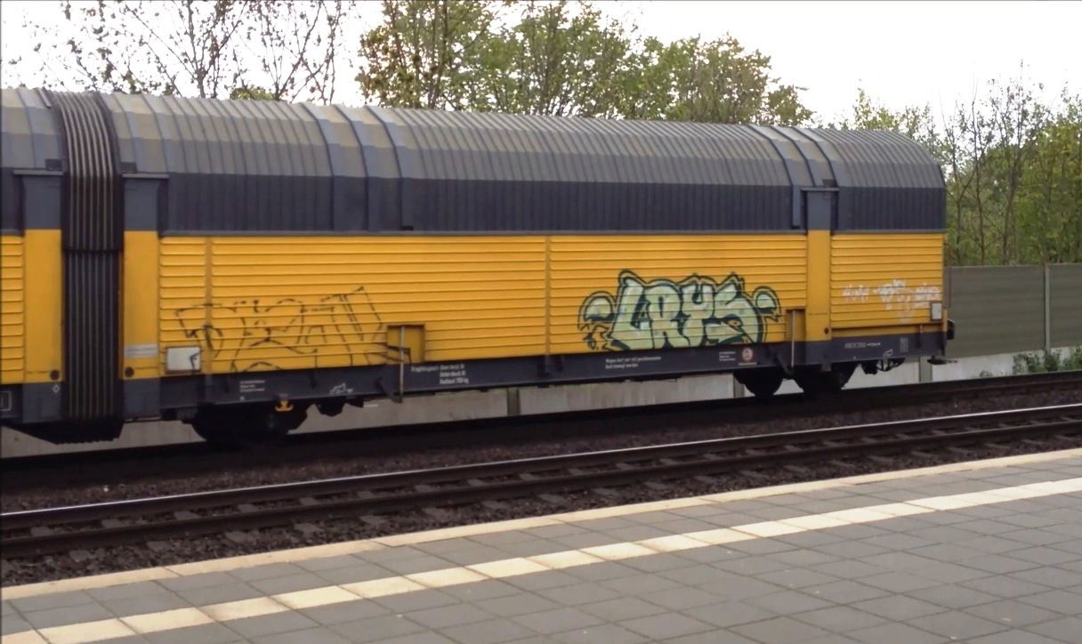 Graffiti Train - Photo by ZUGZWANG