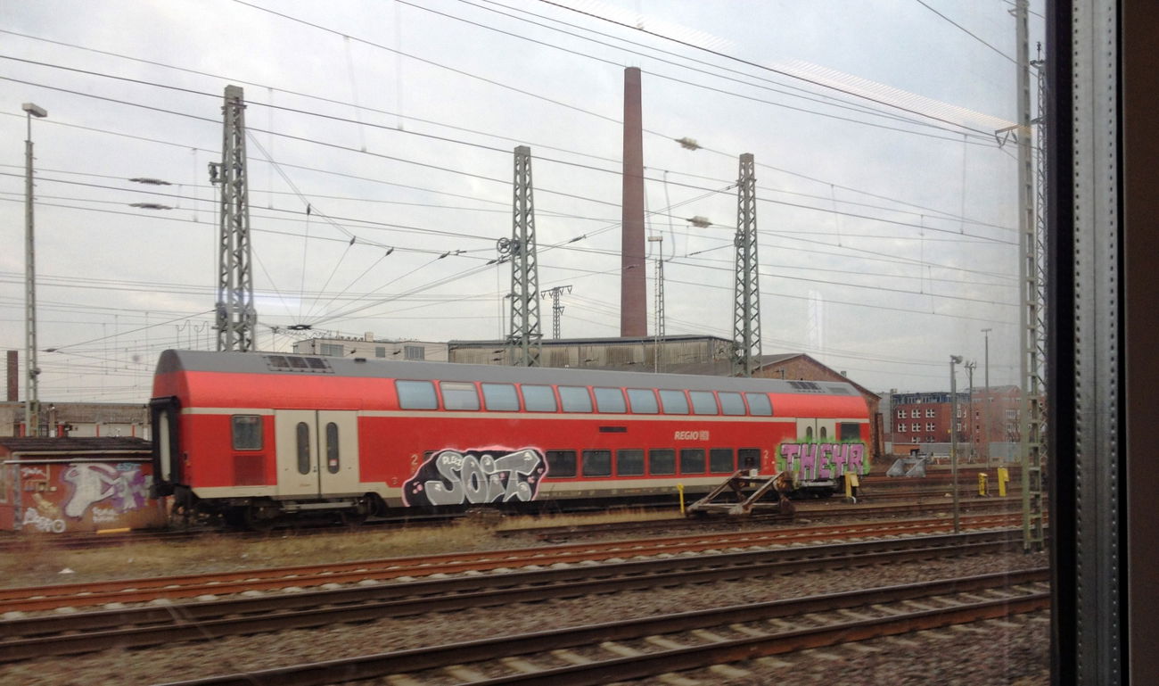 Graffiti Train - Photo by ZUGZWANG - soit, theyr (2018)