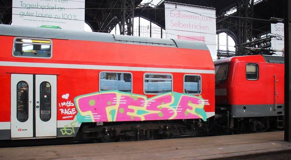 Graffiti Train - Photo by ZUGZWANG - tese, dsf (2015)