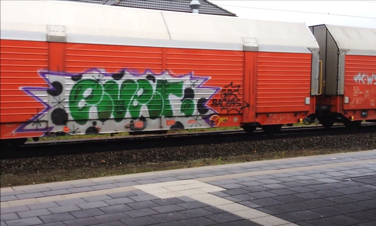 Graffiti Train - Photo by ZUGZWANG