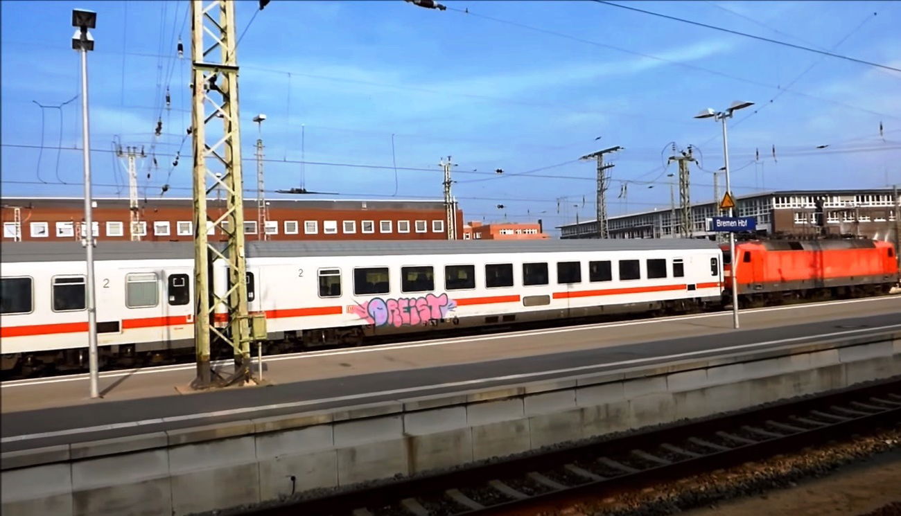 Graffiti Train - Photo by ZUGZWANG (2016)