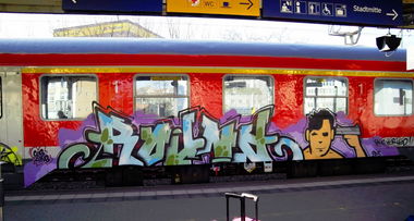 Graffiti Train - Photo by ZUGZWANG - round, cos