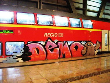 Graffiti Train - Photo by ZUGZWANG - demo