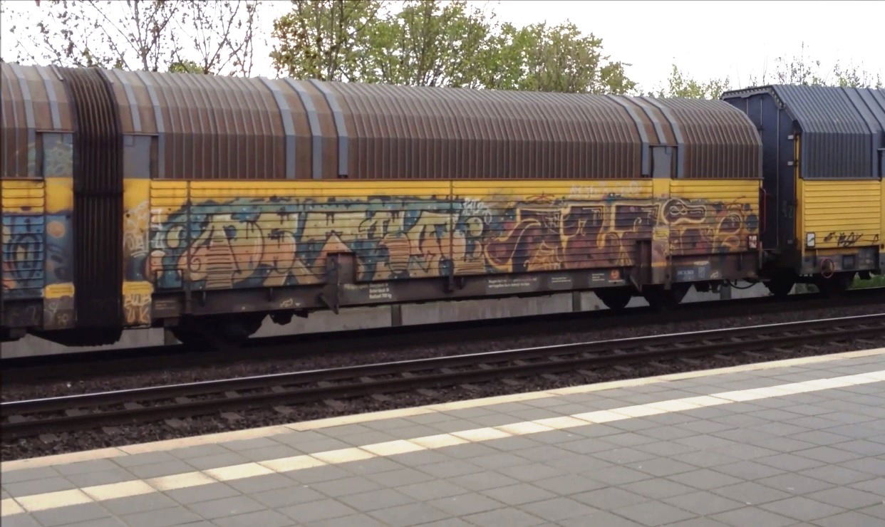 Graffiti Train - Photo by ZUGZWANG