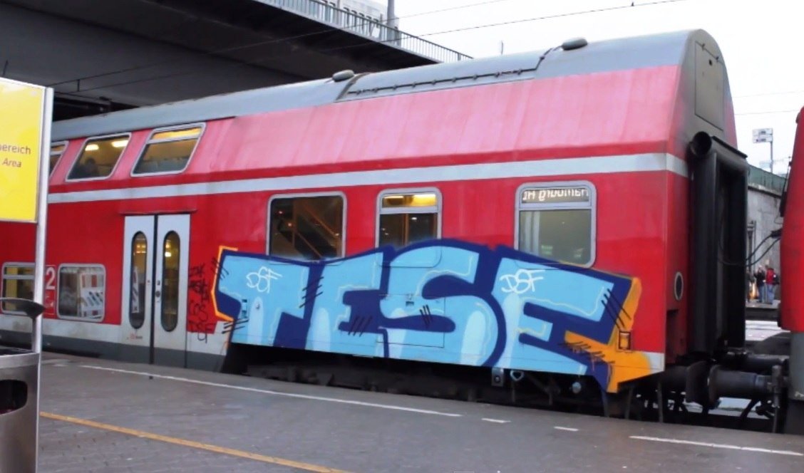 Graffiti Train - Photo by ZUGZWANG - tese, dsf