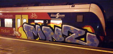 Graffiti Train - Photo by ZUGZWANG - mnz, bremerhaven, 27 (2015)