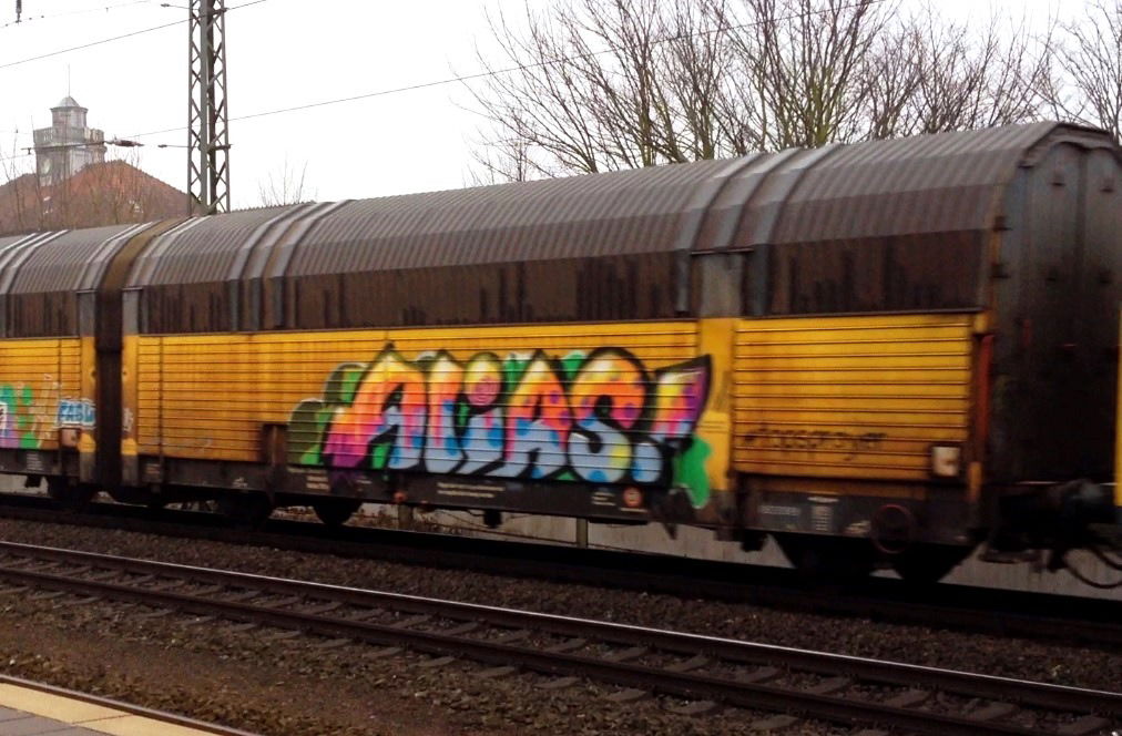 Graffiti Train - Photo by ZUGZWANG - alias