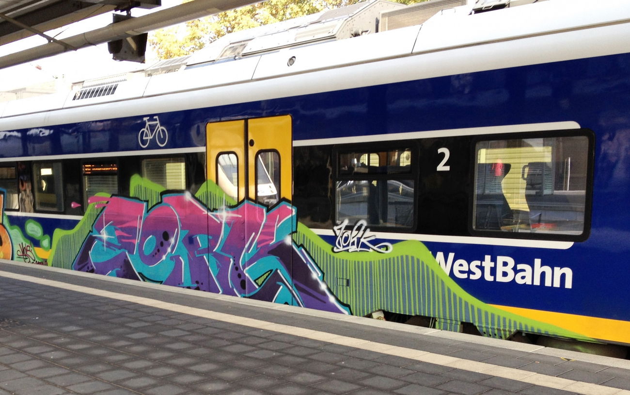 Graffiti Train - Photo by ZUGZWANG (2017)