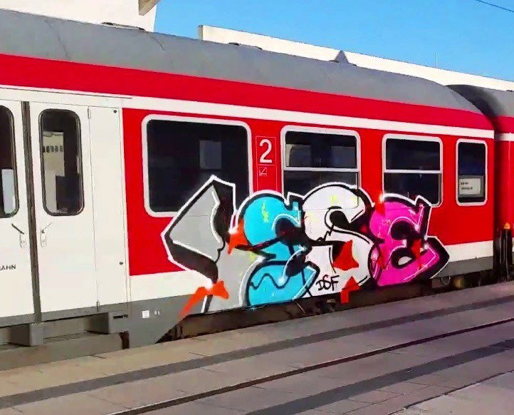 Graffiti Train - Photo by ZUGZWANG - tese, dsf (2015)