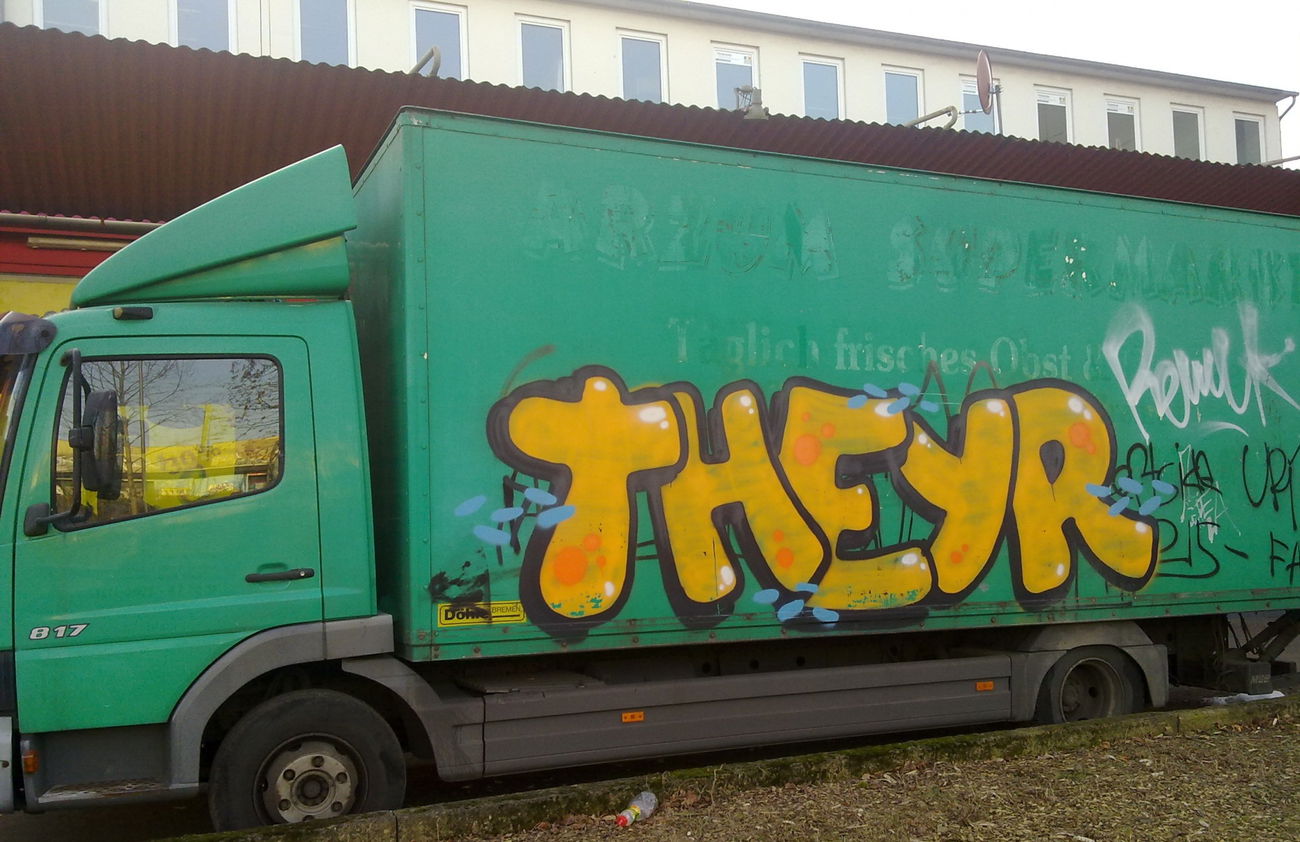 Graffiti Bombing - Photo by ZUGZWANG - theyr