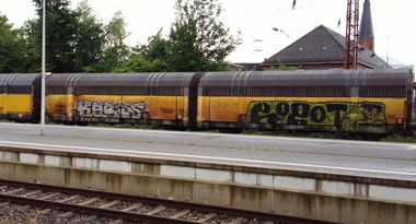 Graffiti Train - Photo by ZUGZWANG - karius, rogot