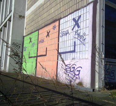 Graffiti Bombing - Photo by ZUGZWANG - egg