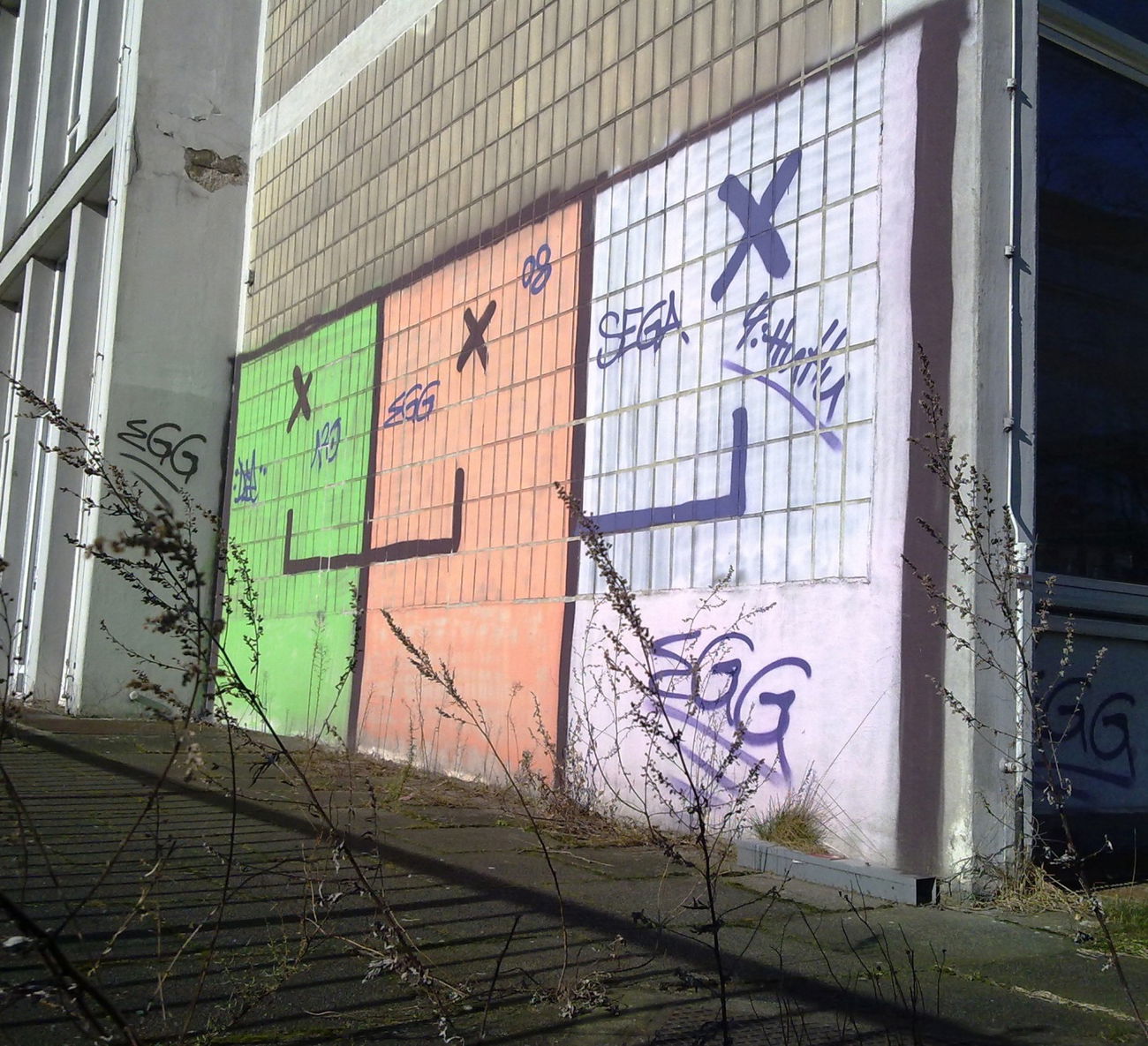 Graffiti Bombing - Photo by ZUGZWANG - egg