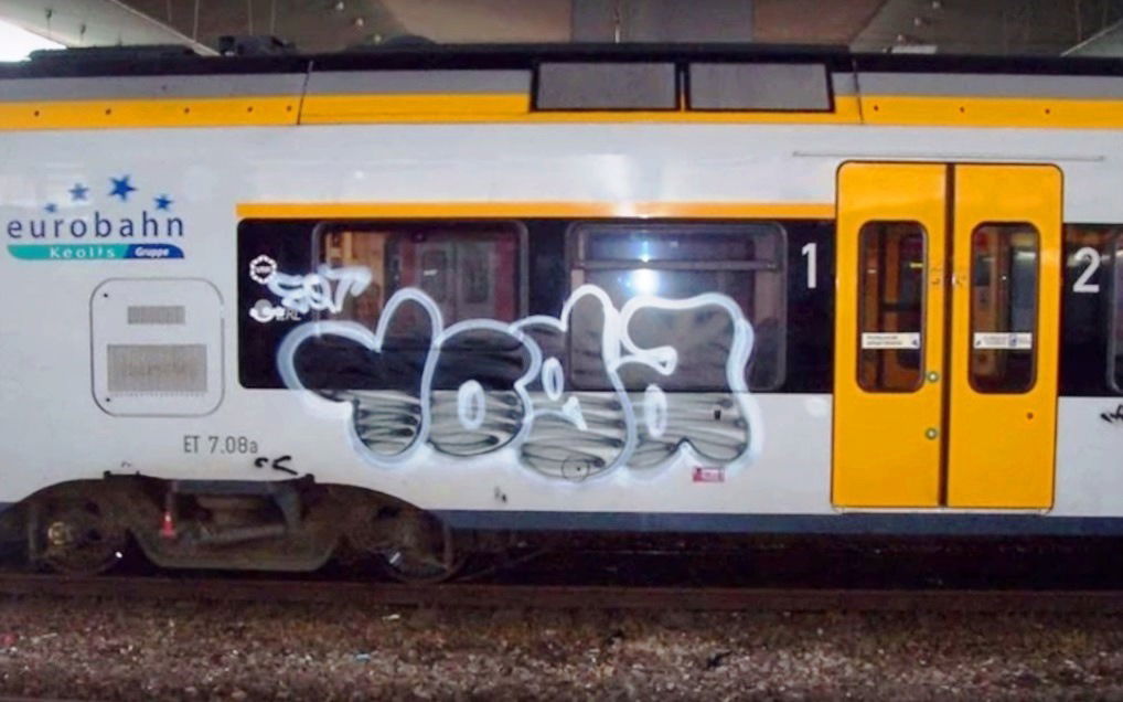 Graffiti Train - Photo by ZUGZWANG - yoga