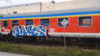 Graffiti Train - Photo by ZUGZWANG - oaks (2016)