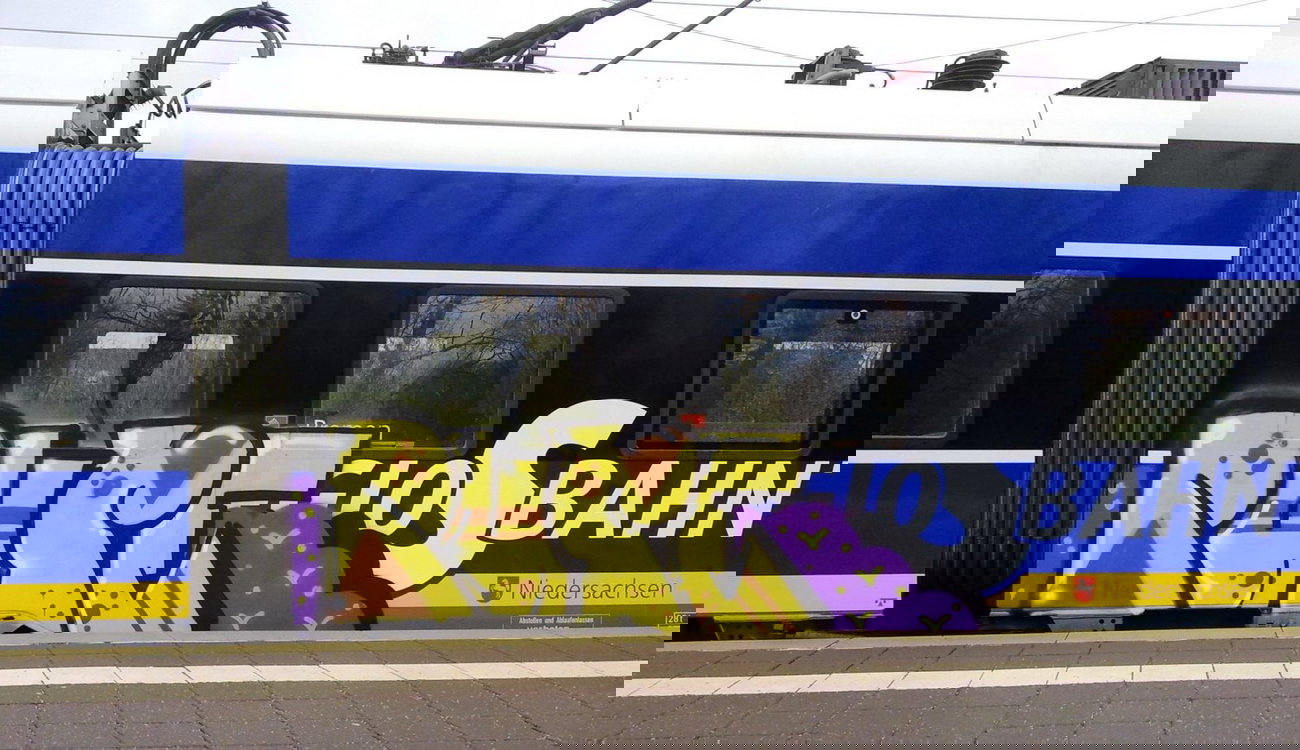 Graffiti Train - Photo by ZUGZWANG - pure, bremerhaven, 27 (2015)