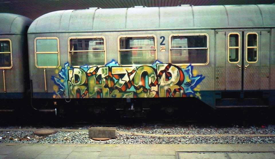Graffiti Train - Photo by ZUGZWANG - razor, cos