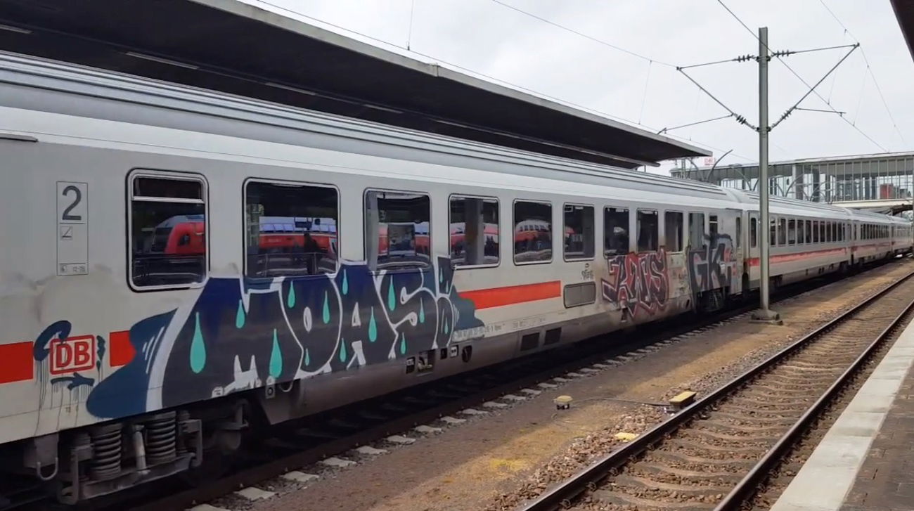 Graffiti Train - Photo by ZUGZWANG - moas (2017)