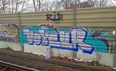 Graffiti Bombing - Photo by ZUGZWANG - voyeur