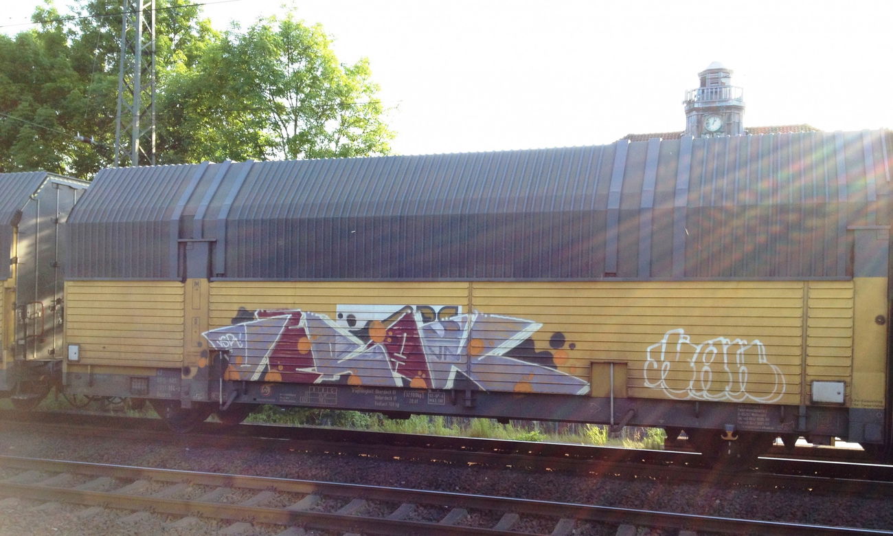 Graffiti Train - Photo by ZUGZWANG