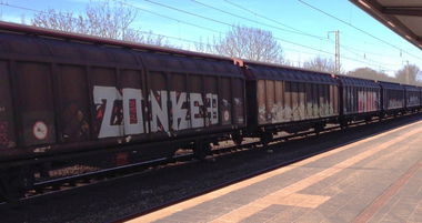 Graffiti Train - Photo by ZUGZWANG - zonke